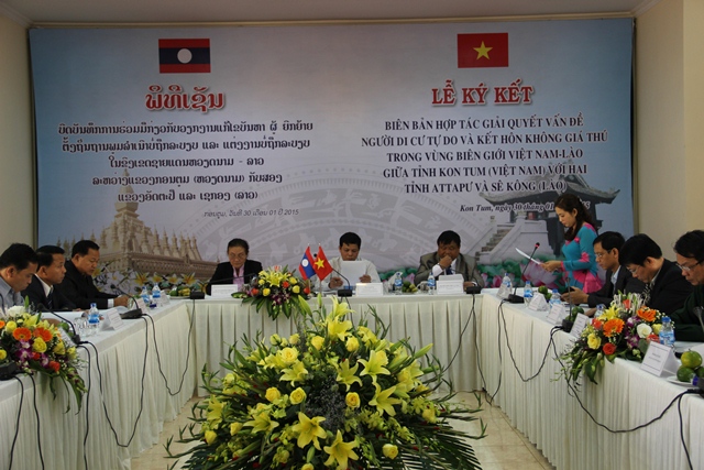 Ký kết hợp tác giải quyết một số vấn đề xã hội vùng biên giới với tỉnh Attapư và tỉnh Sêkông (Lào)