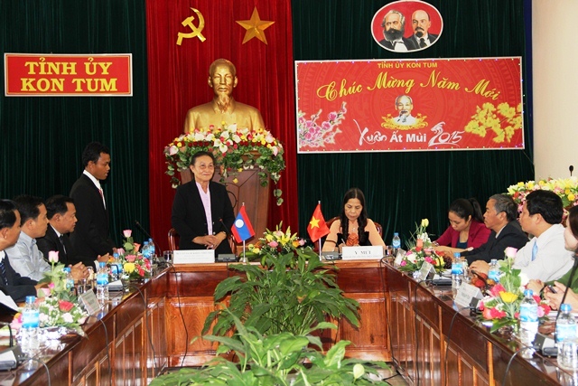 Đoàn công tác của tỉnh Attapư sang thăm và chúc Tết tỉnh Kon Tum
