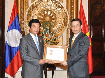 Trao Kỷ niệm chương vì sự nghiệp Ngoại giao cho Đại sứ Lào